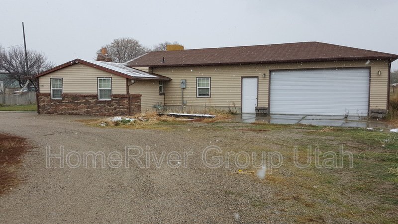 4 bedroom 2 bath home on over 2 acres in South Jordan property image