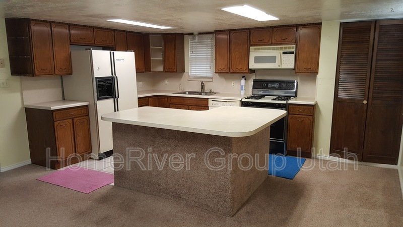 4 bedroom 2 bath home on over 2 acres in South Jordan property image