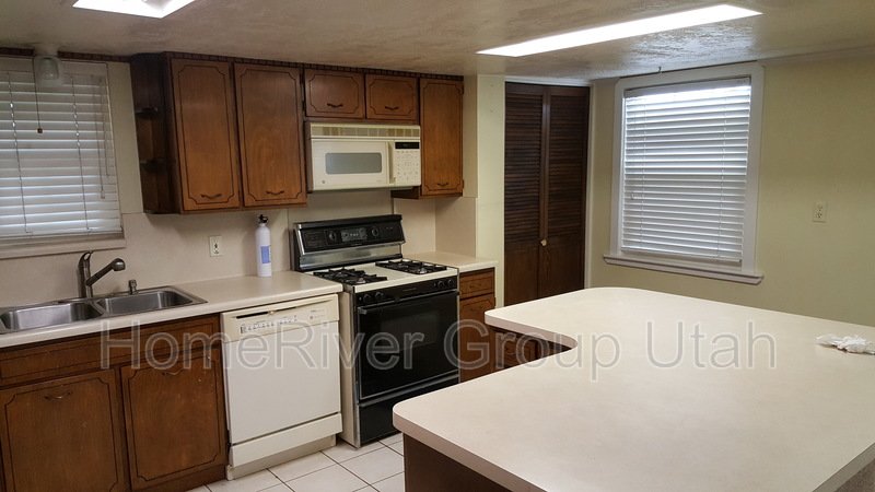4 bedroom 2 bath home on over 2 acres in South Jordan property image
