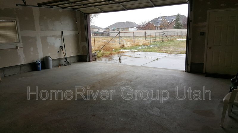 4 bedroom 2 bath home on over 2 acres in South Jordan property image