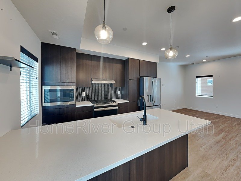 Modern 2 Bed, 2.5 Bath Townhome property image