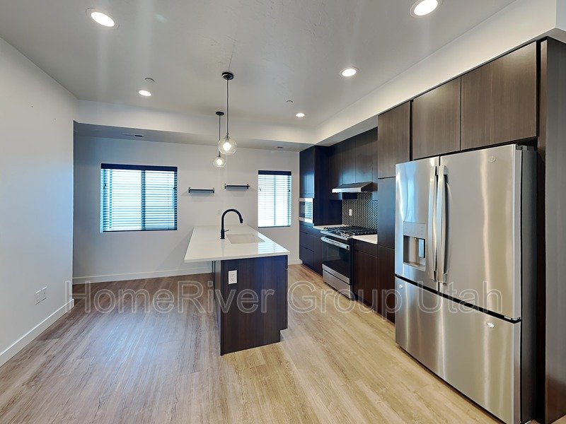 Modern 2 Bed, 2.5 Bath Townhome property image