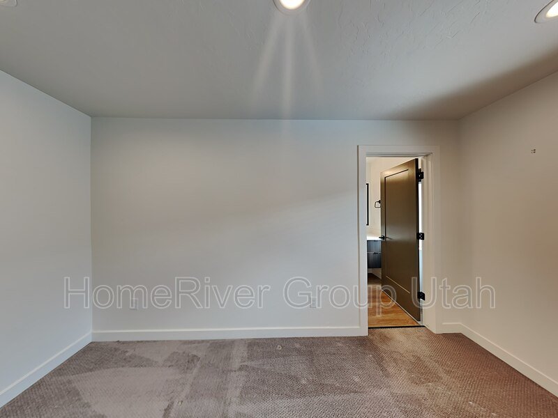 Modern 2 Bed, 2.5 Bath Townhome property image