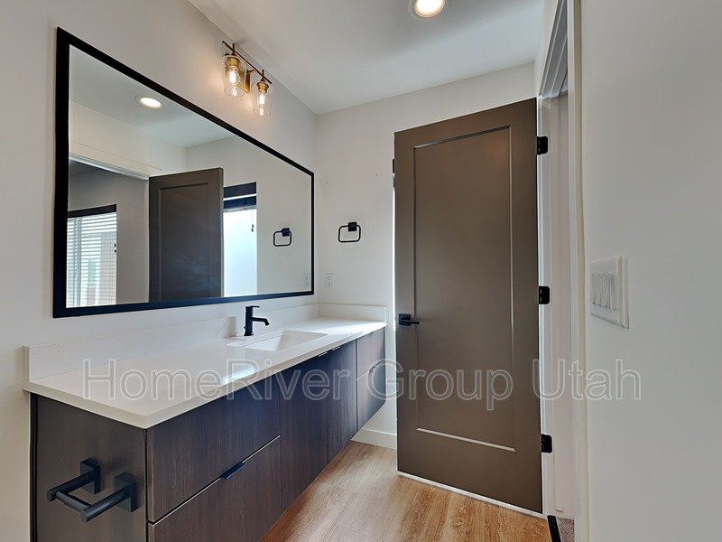 Modern 2 Bed, 2.5 Bath Townhome property image