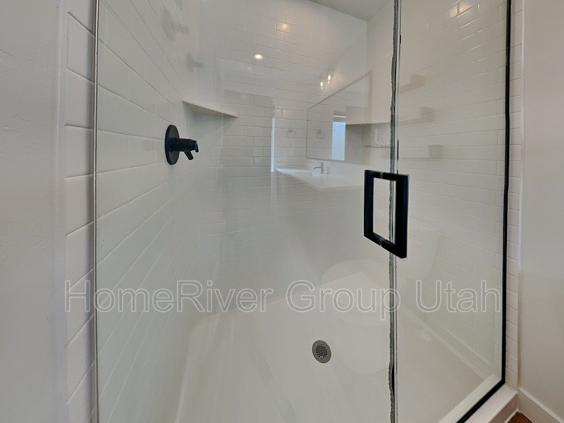Modern 2 Bed, 2.5 Bath Townhome property image