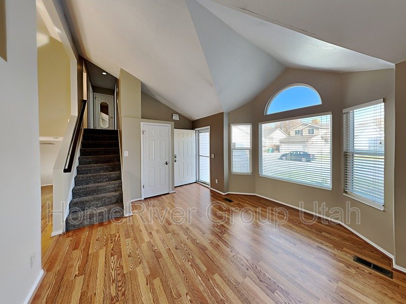Spacious 3 Bed, 3 Bath Murray Home in a Prime Location! property image
