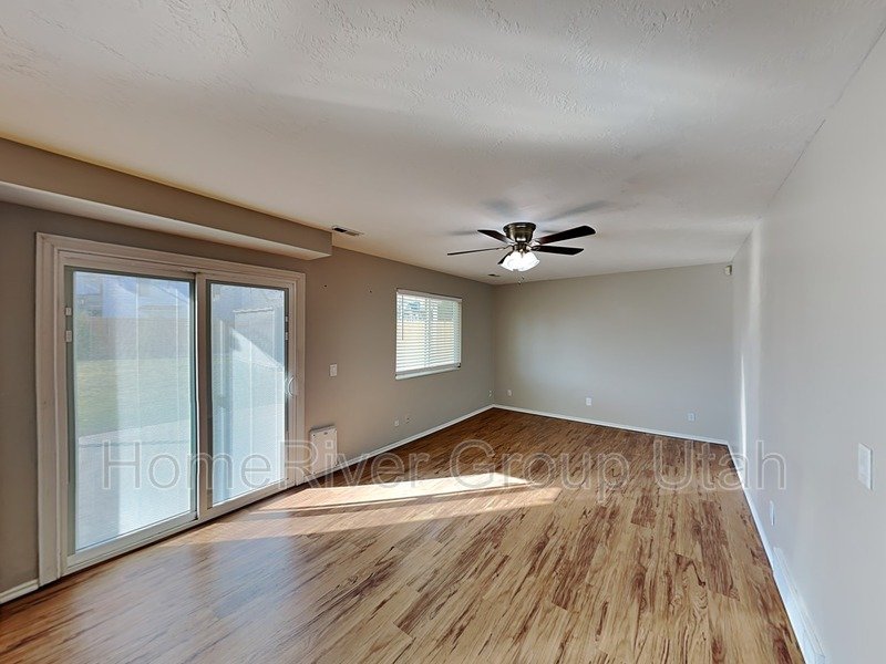 Spacious 3 Bed, 3 Bath Murray Home in a Prime Location! property image