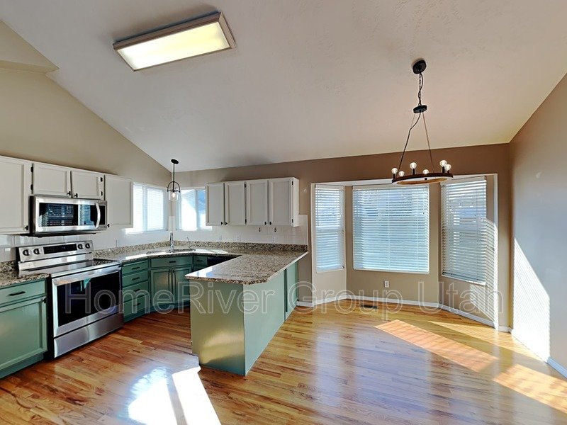 Spacious 3 Bed, 3 Bath Murray Home in a Prime Location! property image