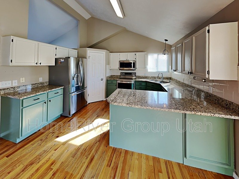Spacious 3 Bed, 3 Bath Murray Home in a Prime Location! property image