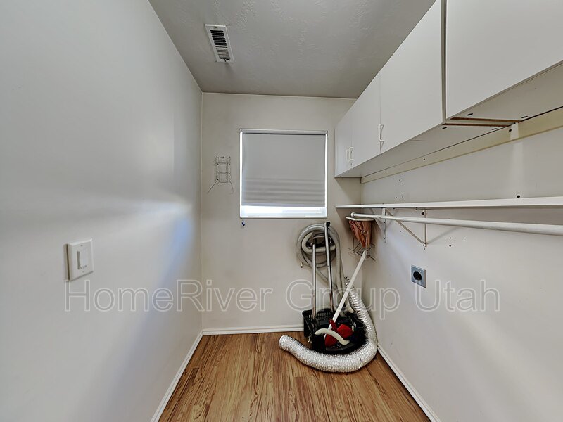 Spacious 3 Bed, 3 Bath Murray Home in a Prime Location! property image