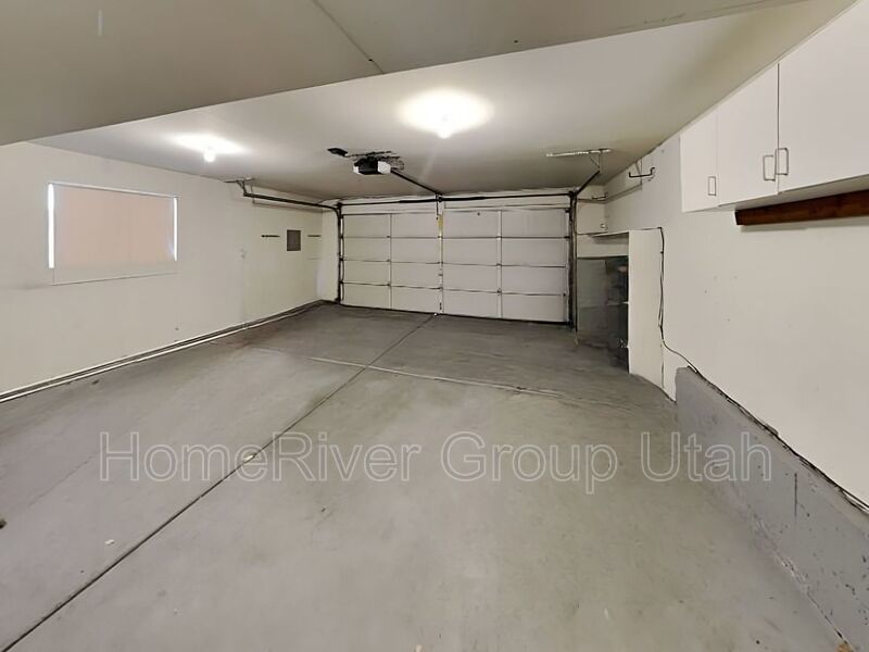 Spacious 3 Bed, 3 Bath Murray Home in a Prime Location! property image